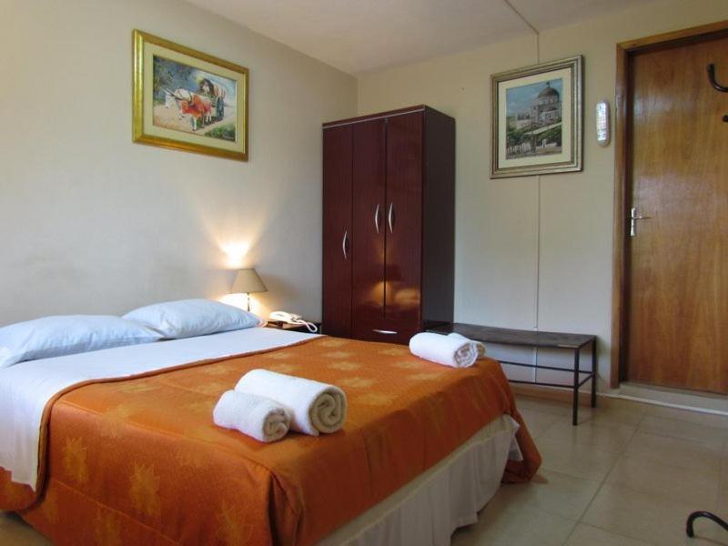 Hostal Casa Suiza Asunción Exterior photo